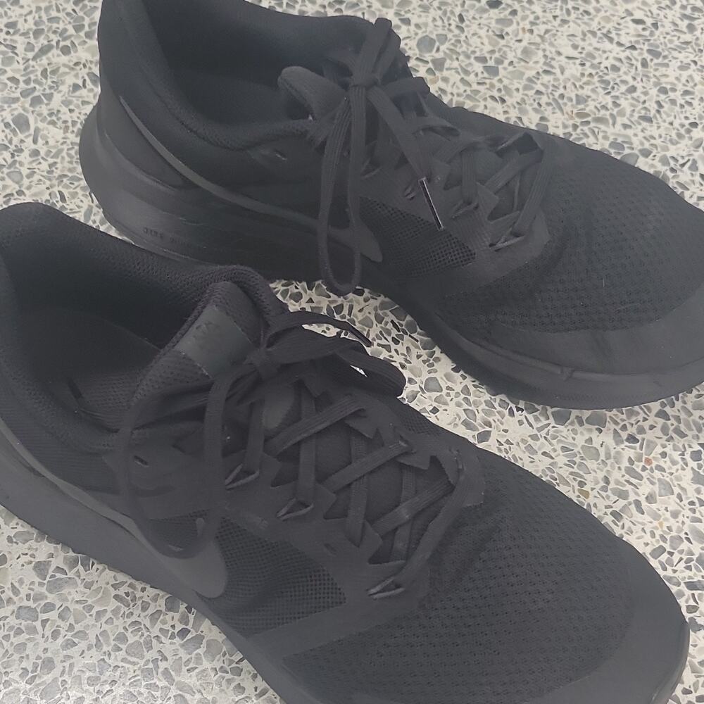 Nike Run Swift 3 Men’s Low Top Lace Up Mesh Sneakers Triple Black DR2695-003